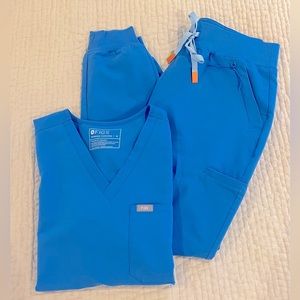Fig scrubs. Catarina one pocket top/ Zamora jogger bottoms. Color: Royal blue